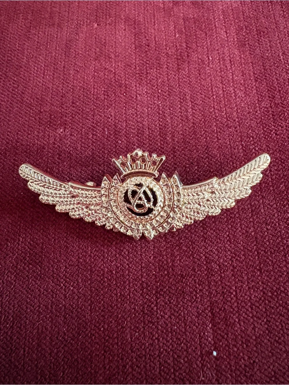 Never Used Gold Tone Royal Crown Wings Lapel Pin Aviation Style Collar Brooch